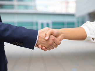 Poignée de mains _ Rencontre sur le terrain de l'équipe Elancourt, C'est Vous !